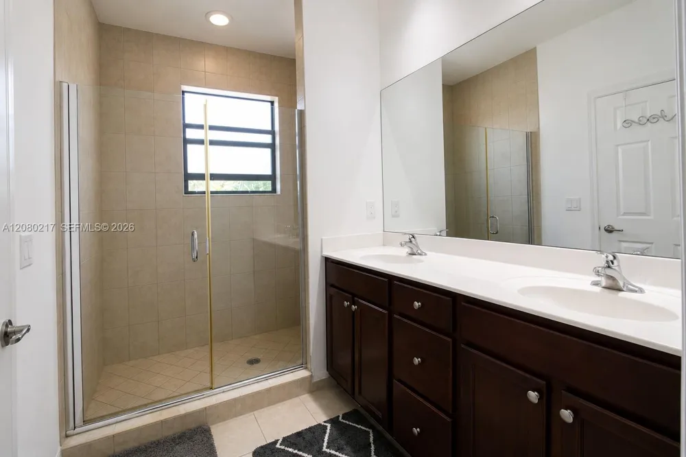 10327 NW 89th Ter Doral, FL 33178