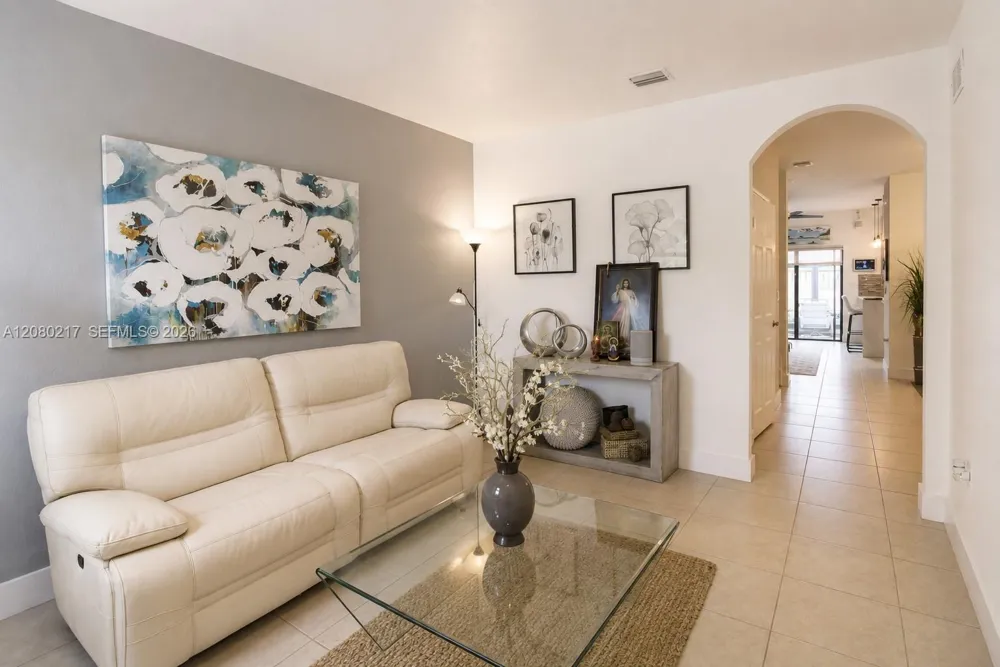 10327 NW 89th Ter Doral, FL 33178