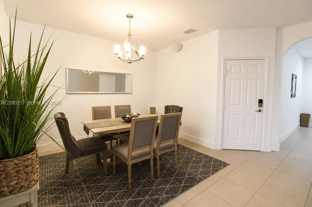 10327 NW 89th Ter Doral, FL 33178