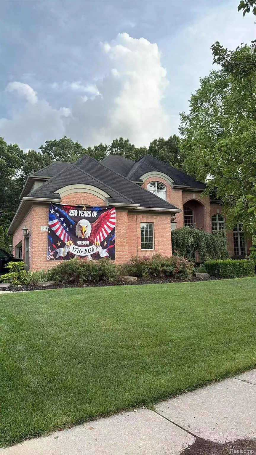 2352 Ivy Hill Drive Commerce Charter Township, MI 48382