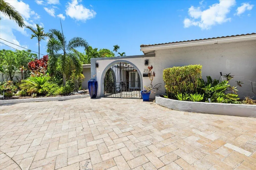 2137 NE 17TH AVENUE Wilton Manors, FL 33305