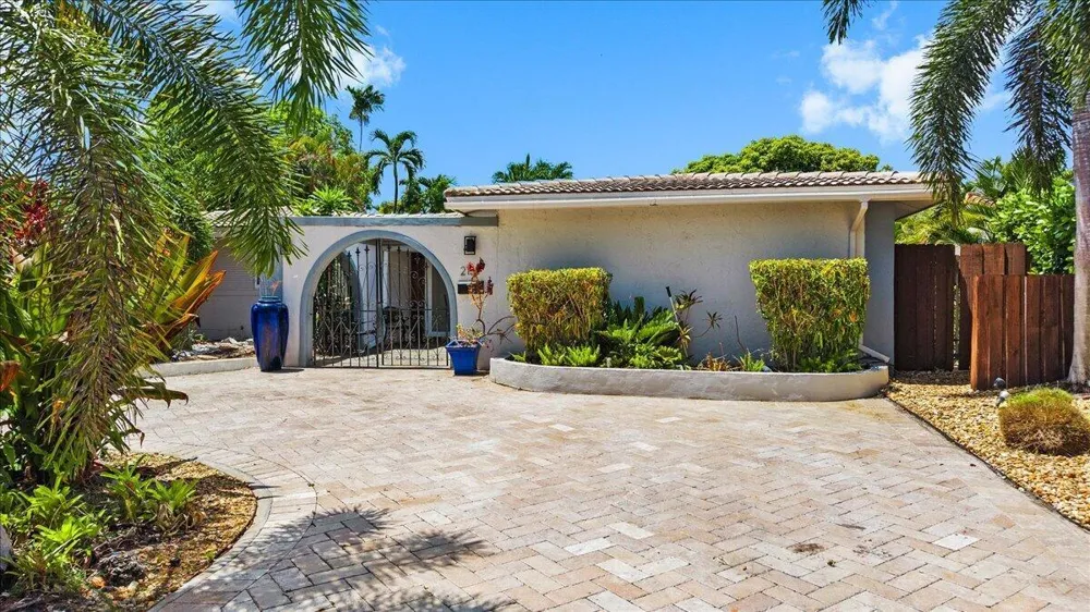 2137 NE 17TH AVENUE Wilton Manors, FL 33305