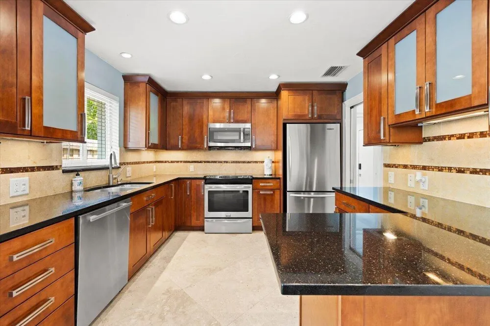 2137 NE 17TH AVENUE Wilton Manors, FL 33305