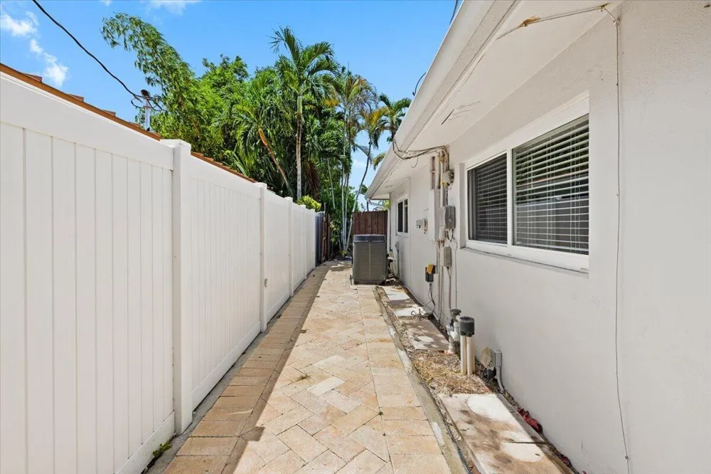 2137 NE 17TH AVENUE Wilton Manors, FL 33305