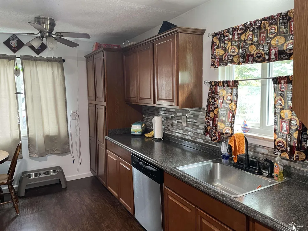 16956 Jackson Street Taylor City, MI 48180