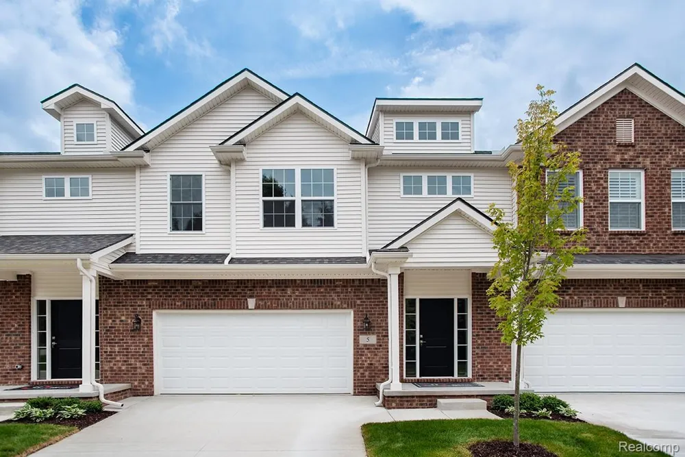 5 Grandview Circle #70 White Lake Charter Township, MI 48386