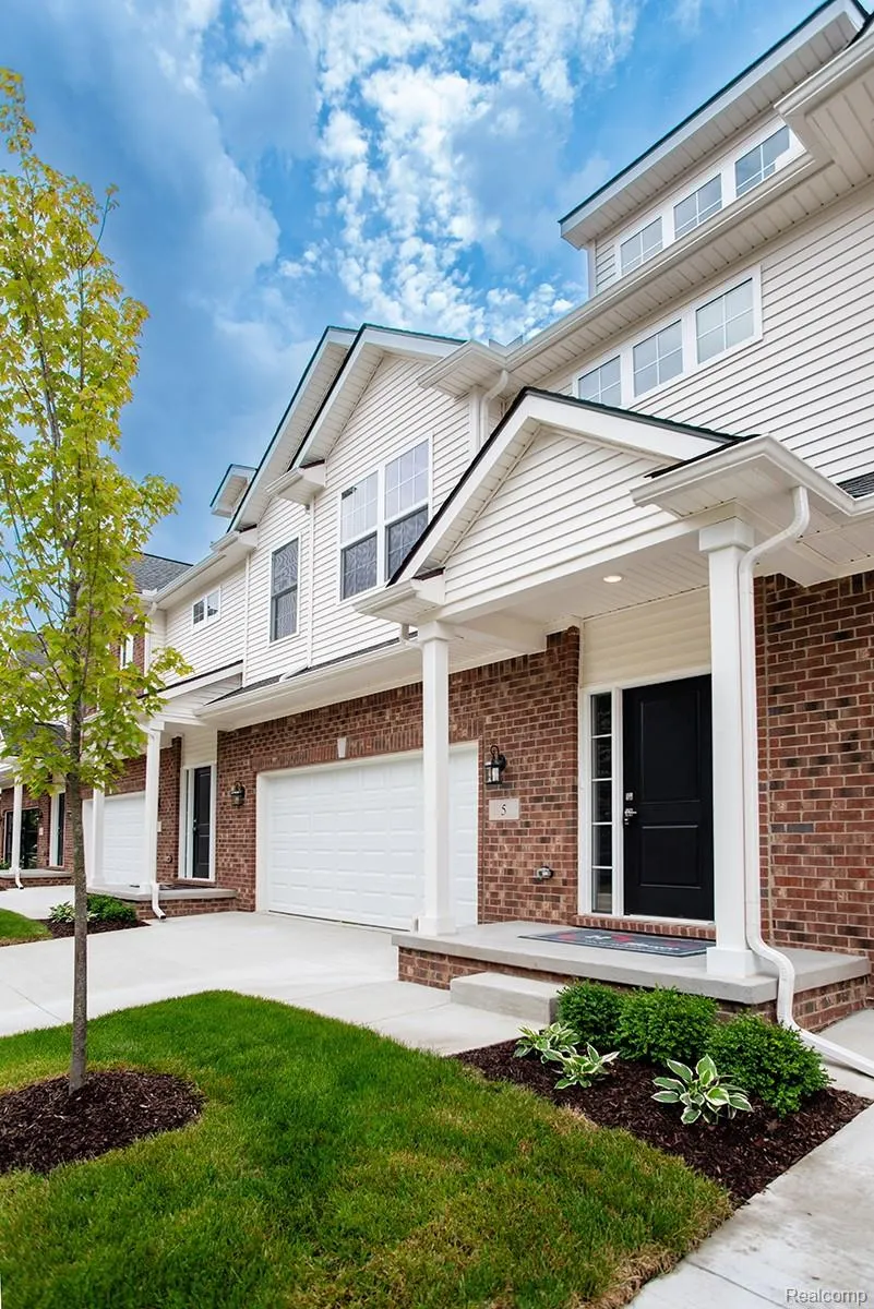 5 Grandview Circle #70 White Lake Charter Township, MI 48386