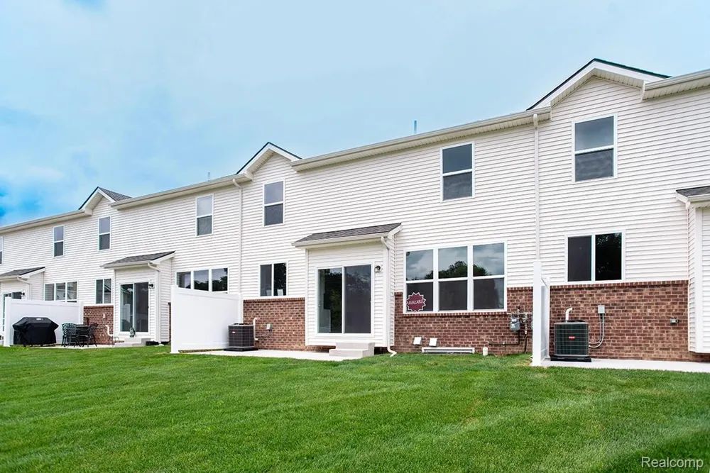 5 Grandview Circle #70 White Lake Charter Township, MI 48386