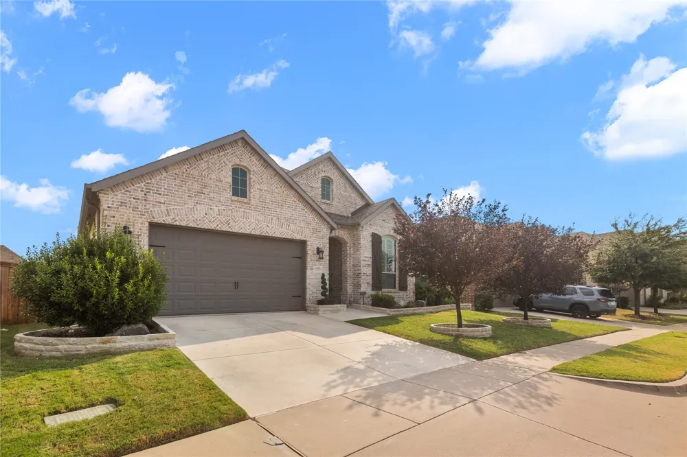 1124 Walker Way Aubrey, TX 76227