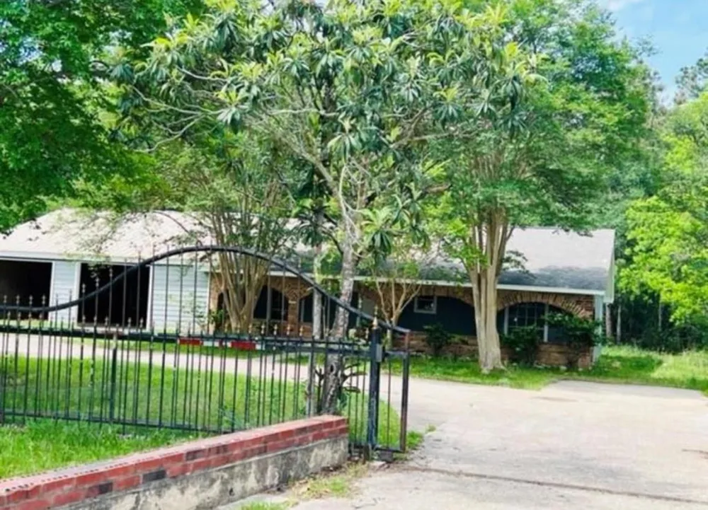 142 County Road 322 Cleveland, TX 77327
