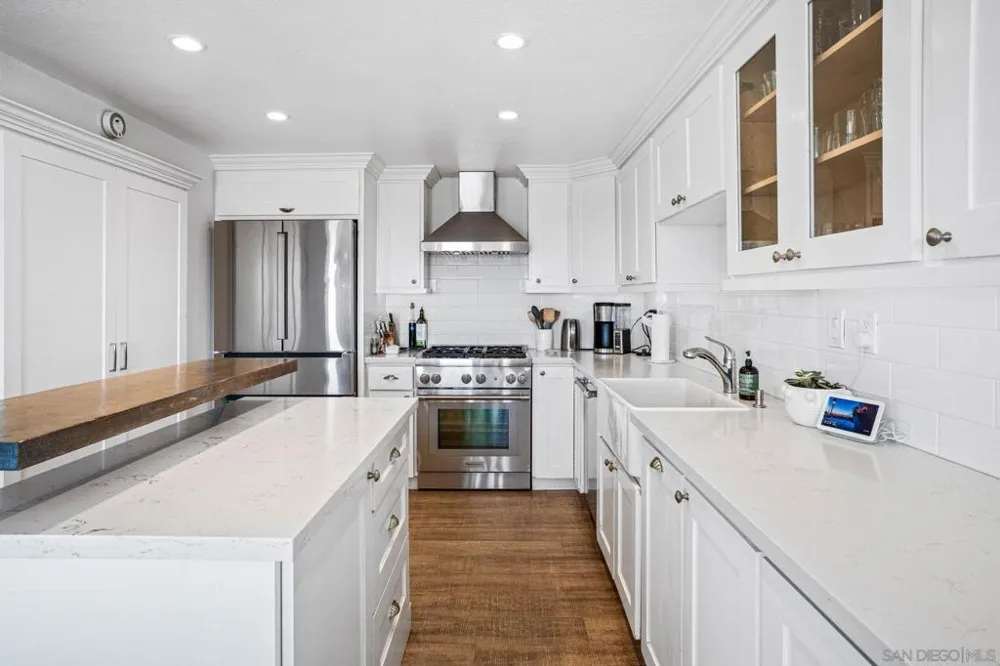 933 Hygeia Avenue Encinitas, CA 92024
