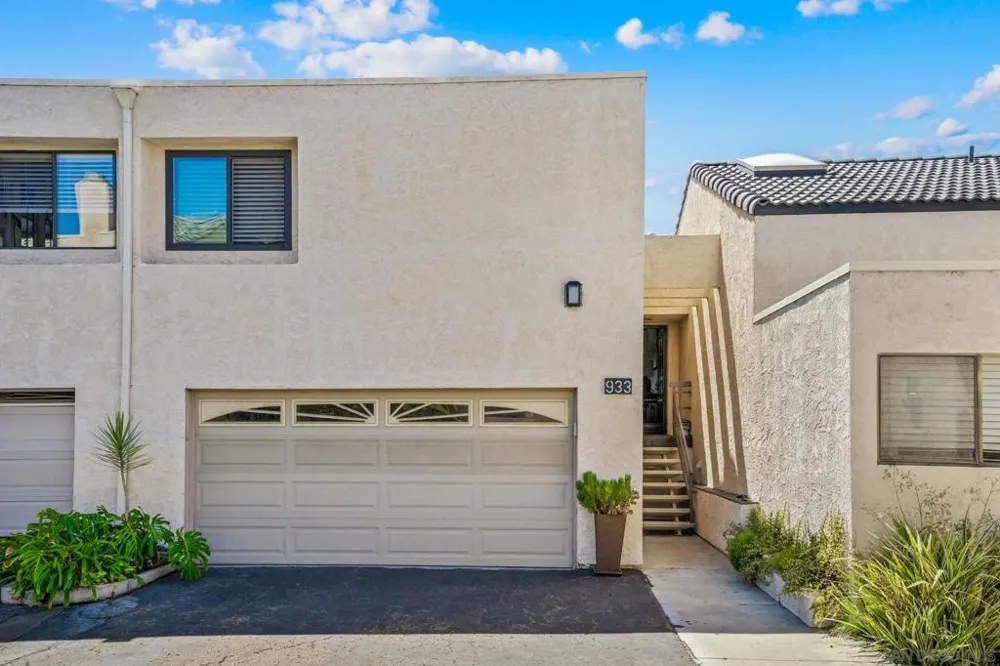 933 Hygeia Avenue Encinitas, CA 92024
