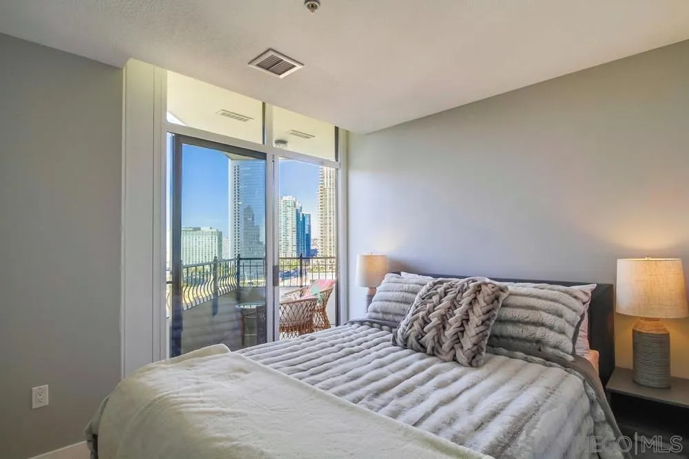 700 W Harbor Dr. #1406 San Diego, CA 92101