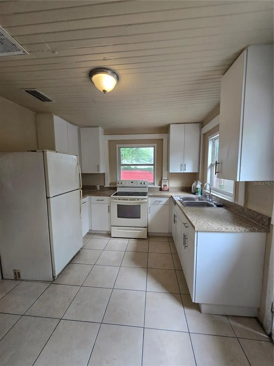 1015 W HUMPHREY STREET Tampa, FL 33604