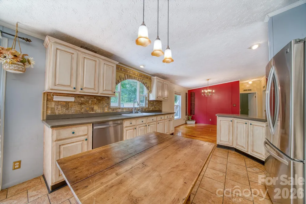 18 Henry White Lane Leicester, NC 28748