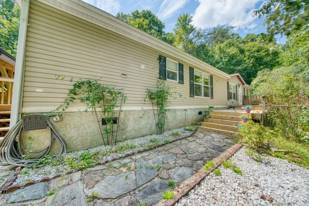 18 Henry White Lane Leicester, NC 28748