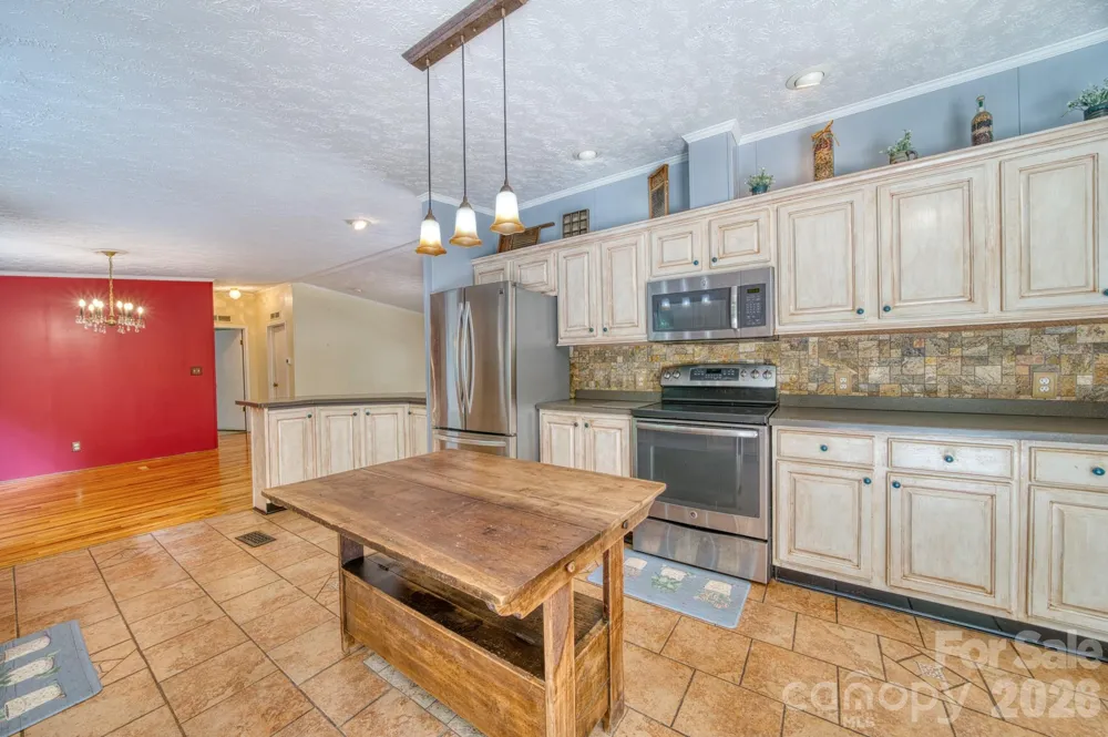 18 Henry White Lane Leicester, NC 28748
