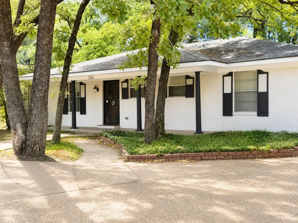 704 Dobbins Road Corsicana, TX 75110