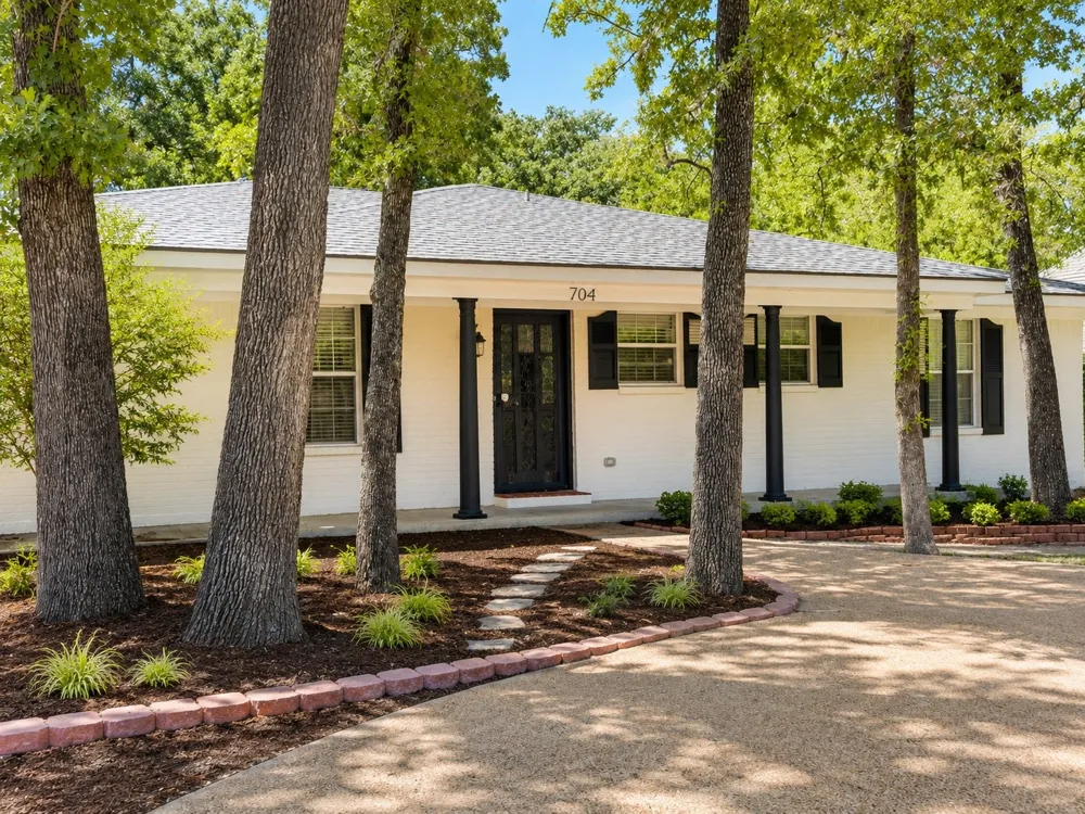 704 Dobbins Road Corsicana, TX 75110