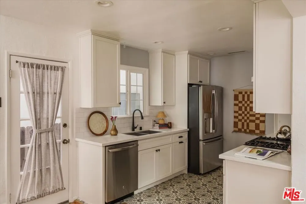 8460 Kirkwood Drive Los Angeles, CA 90046