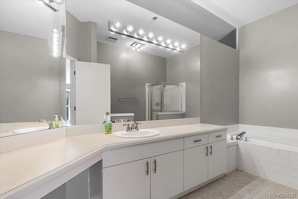 1918 Eagle Pointe Bloomfield Hills City, MI 48304