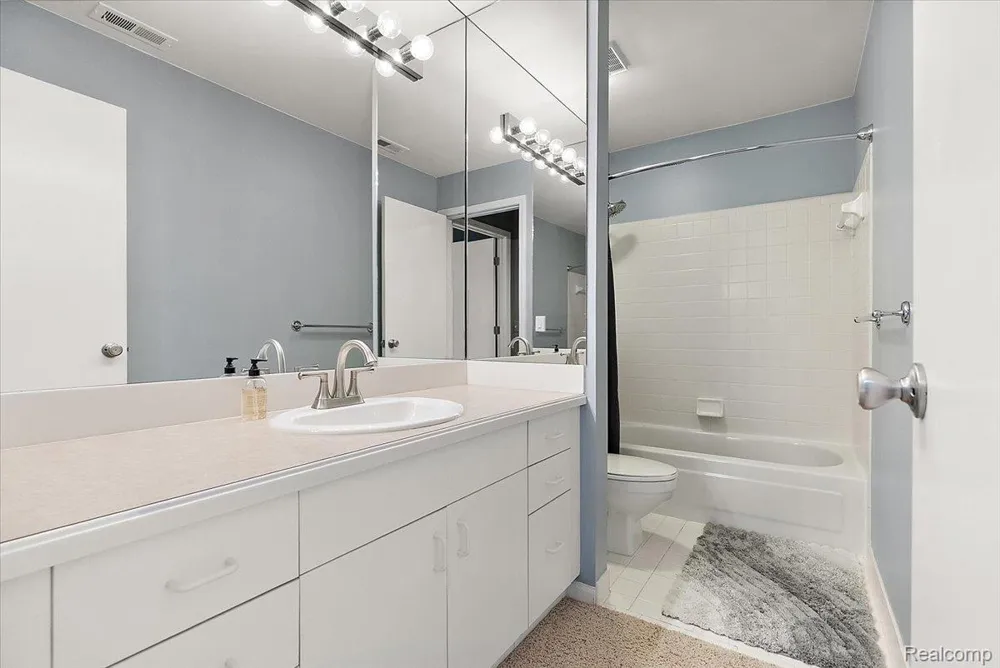 1918 Eagle Pointe Bloomfield Hills City, MI 48304