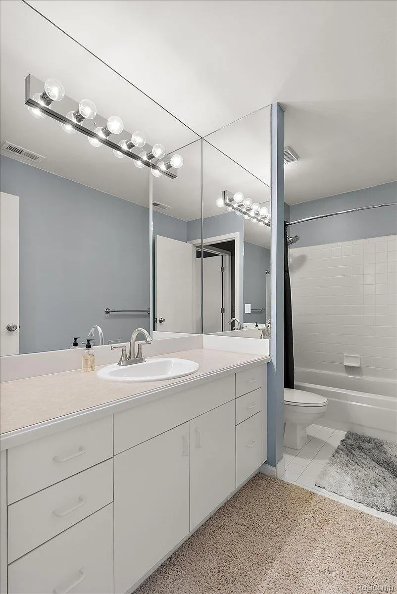 1918 Eagle Pointe Bloomfield Hills City, MI 48304