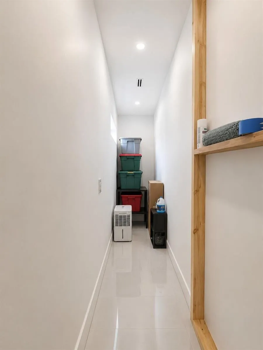 345 Jinete Street 