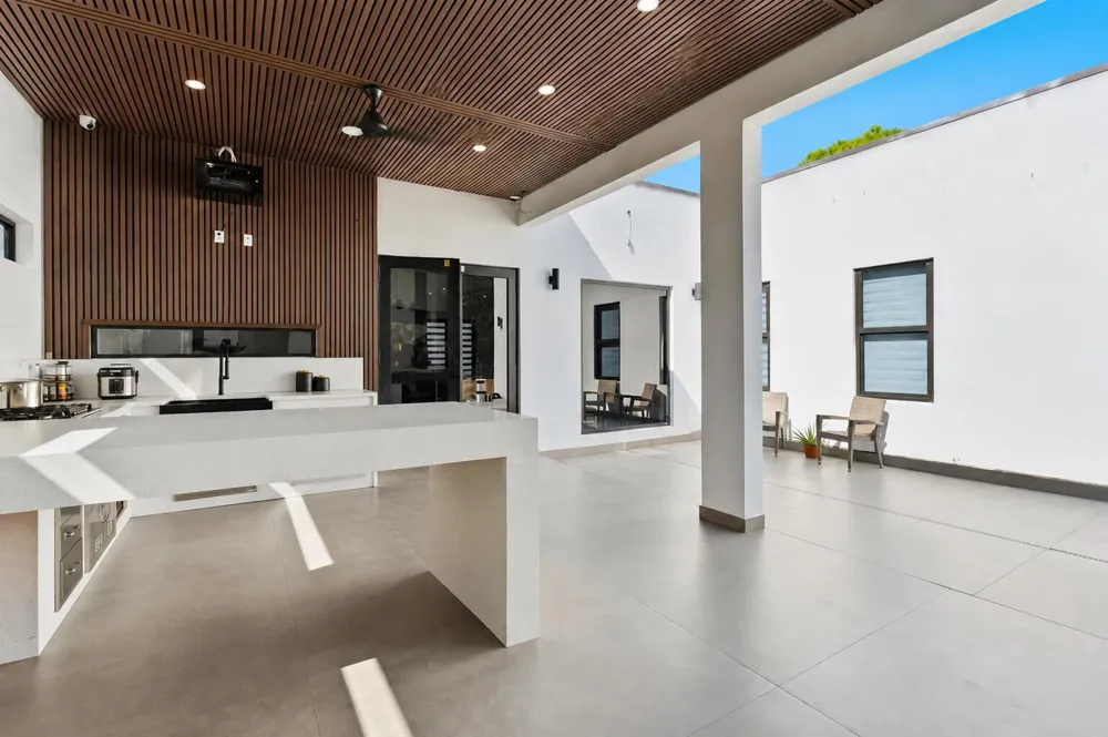 345 Jinete Street 
