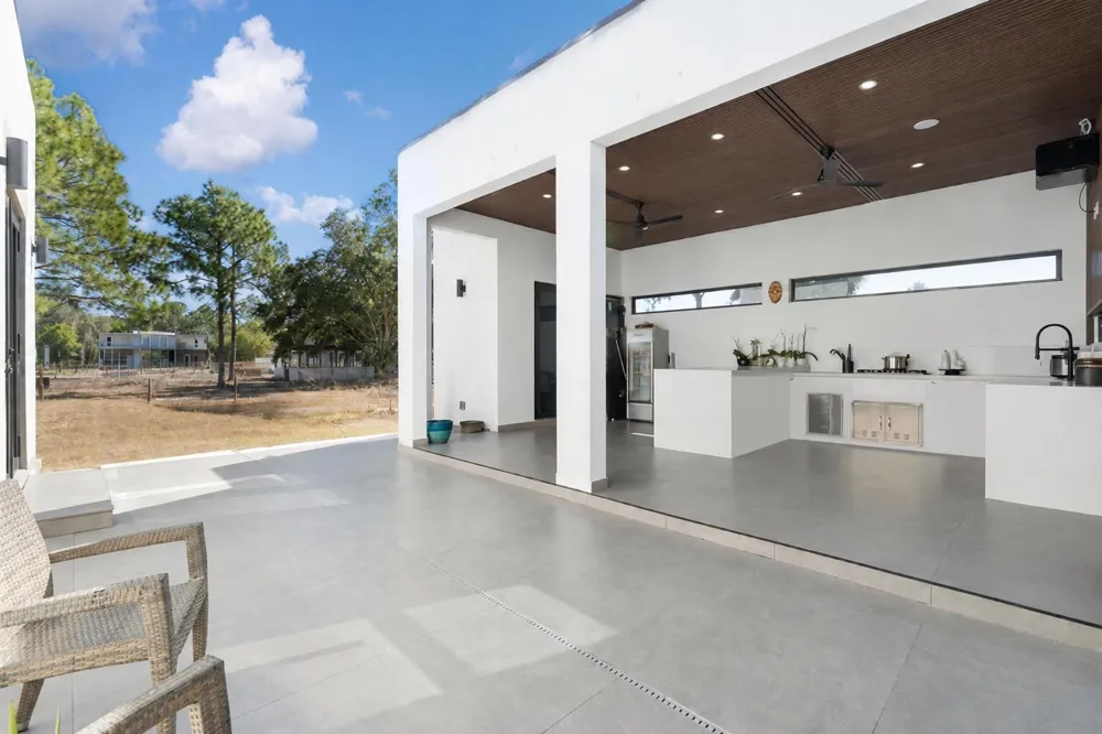 345 Jinete Street 