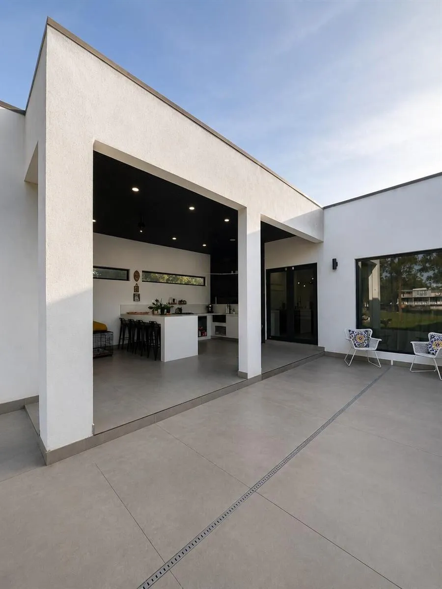 345 Jinete Street 