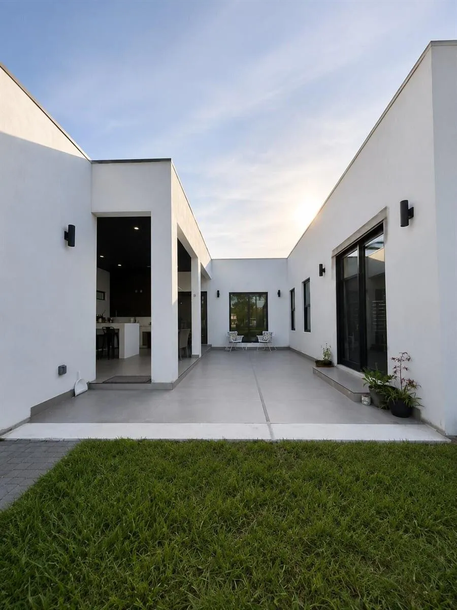 345 Jinete Street 