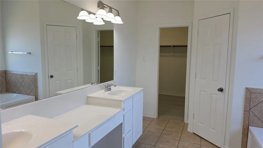 606 Port Royale Way Euless, TX 76039