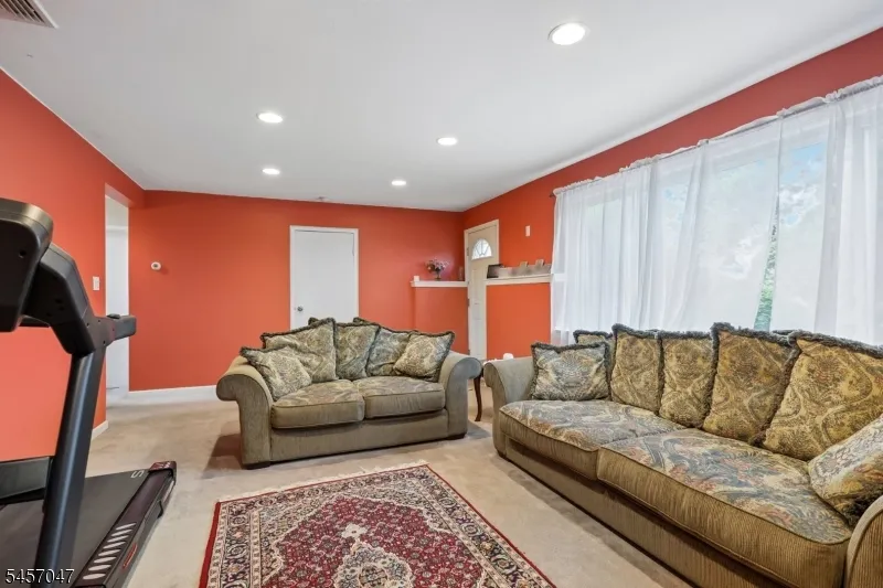 347 Alan Dr Paramus, NJ 07652