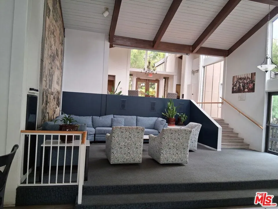 5321 Raintree Circle Culver City, CA 90230
