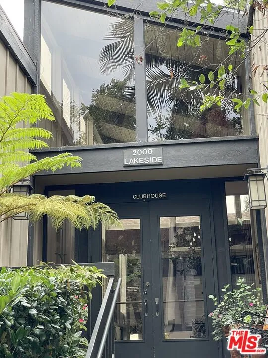 5321 Raintree Circle Culver City, CA 90230
