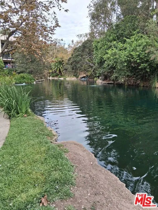 5321 Raintree Circle Culver City, CA 90230