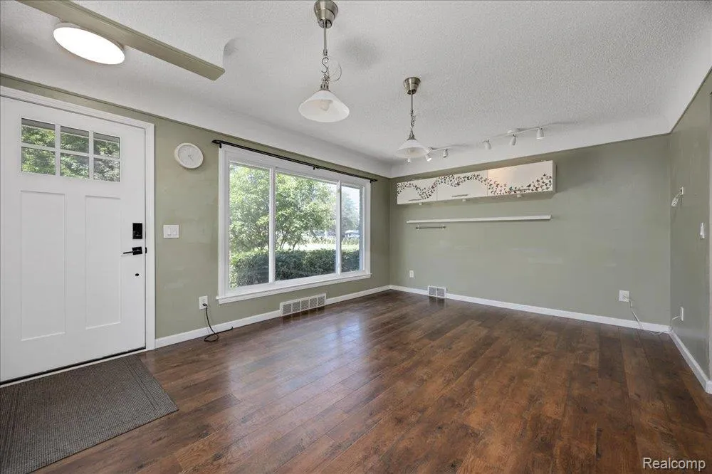 6148 Cardwell Street Garden City City, MI 48135
