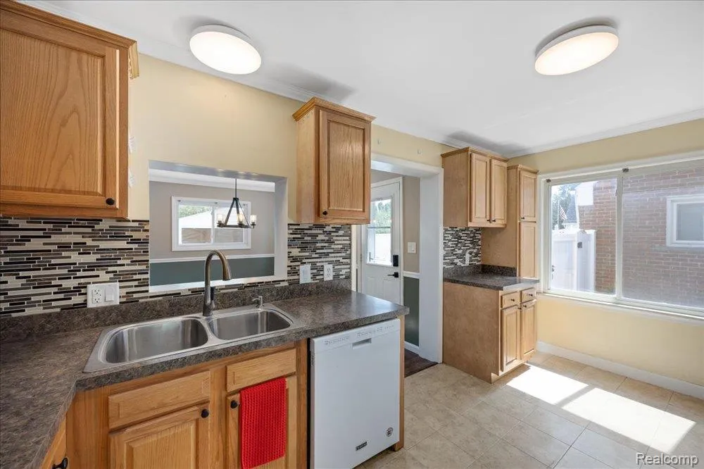 6148 Cardwell Street Garden City City, MI 48135