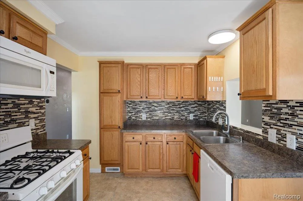 6148 Cardwell Street Garden City City, MI 48135