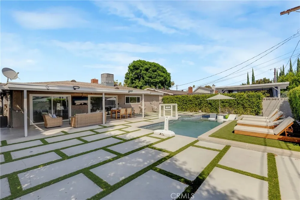 16512 Tupper North Hills, CA 91343