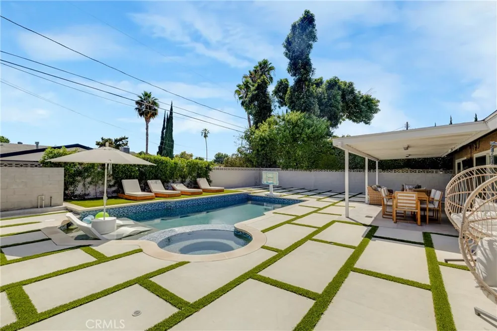 16512 Tupper North Hills, CA 91343