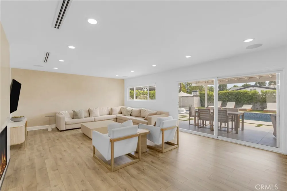 16512 Tupper North Hills, CA 91343