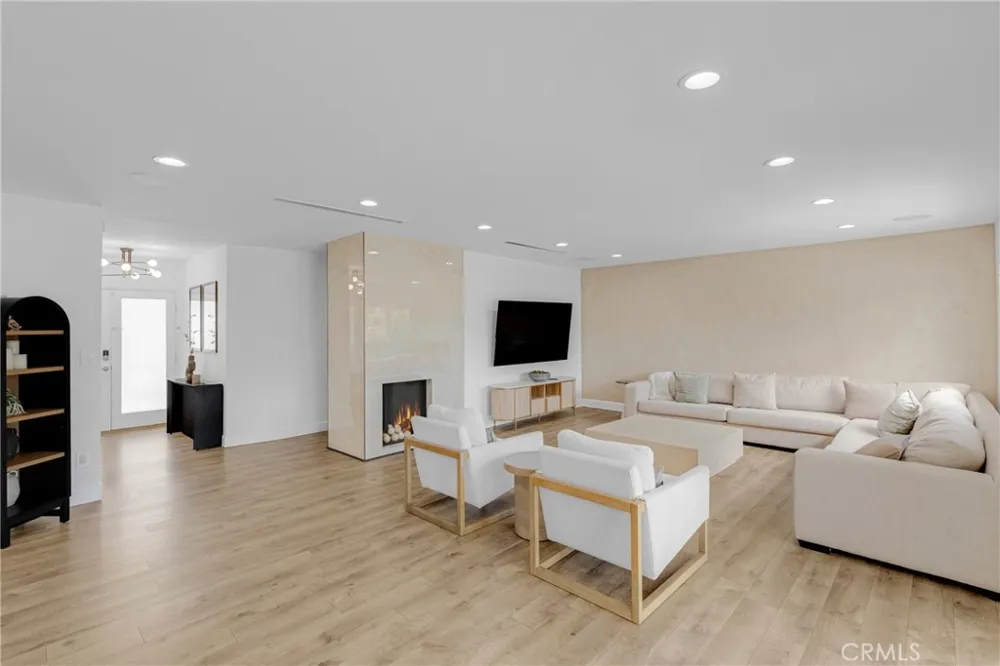 16512 Tupper North Hills, CA 91343
