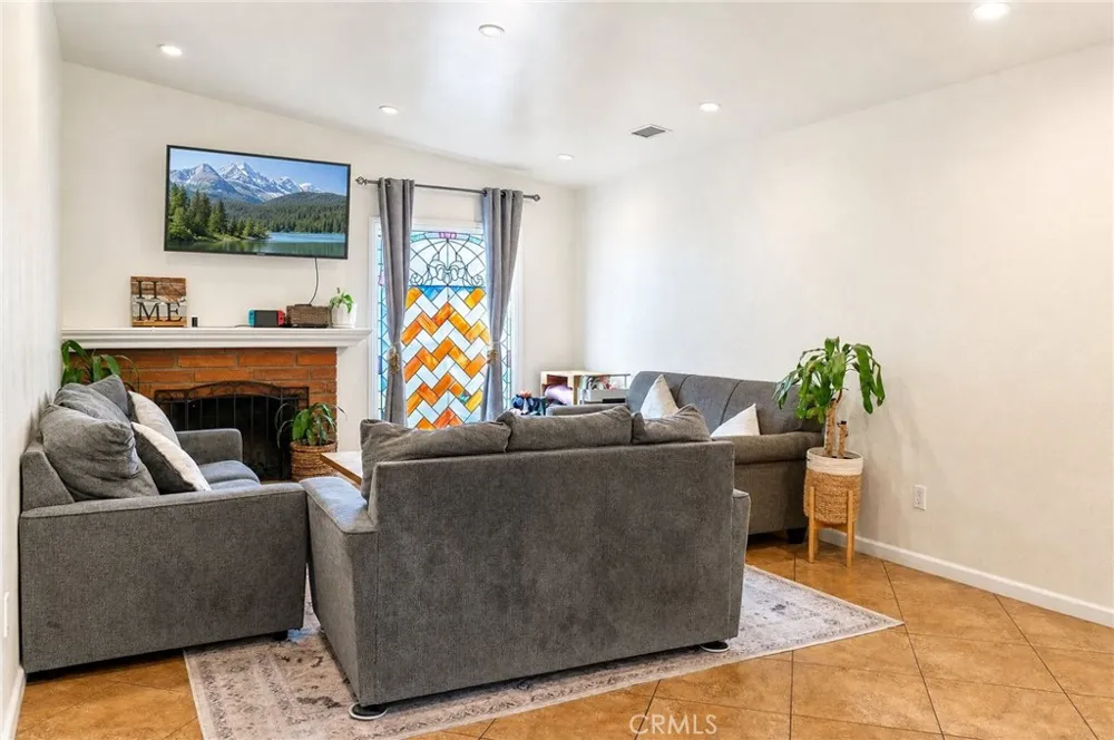 9087 Rosecrest Lane Fontana, CA 92335
