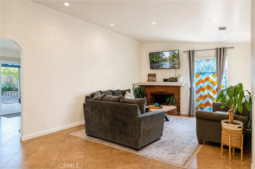 9087 Rosecrest Lane Fontana, CA 92335