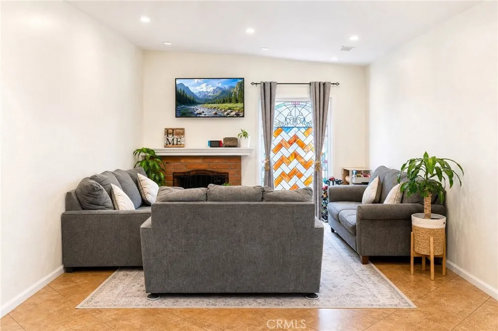 9087 Rosecrest Lane Fontana, CA 92335