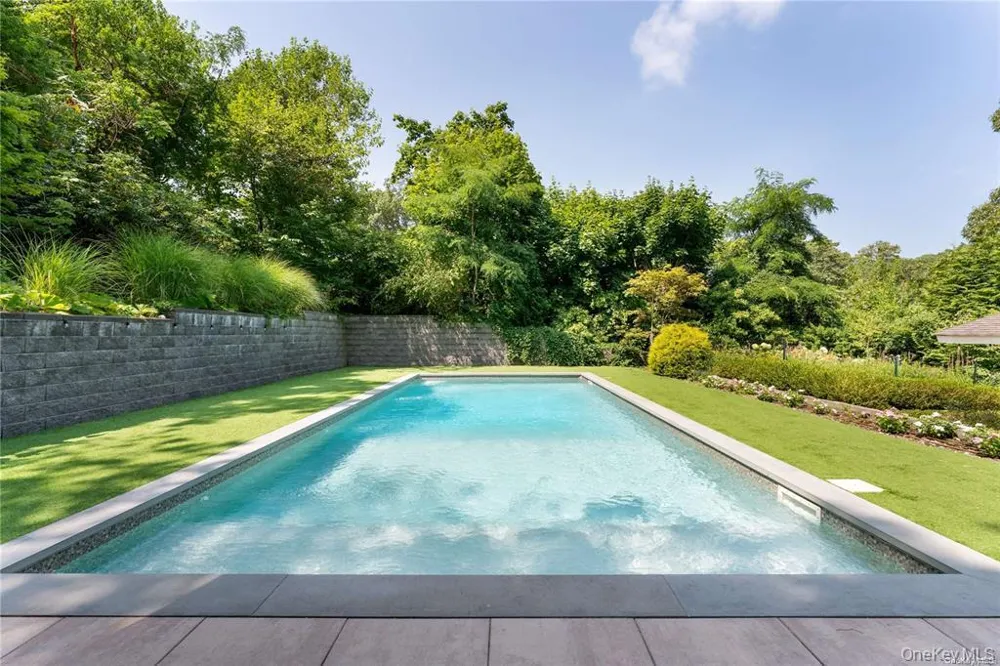 102 Fanning Avenue Hampton Bays, NY 11946