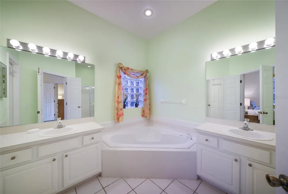 230 41ST STREET NE Bradenton, FL 34208