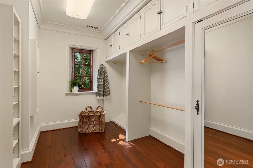 8010 Grand Avenue NE Bainbridge Island, WA 98110